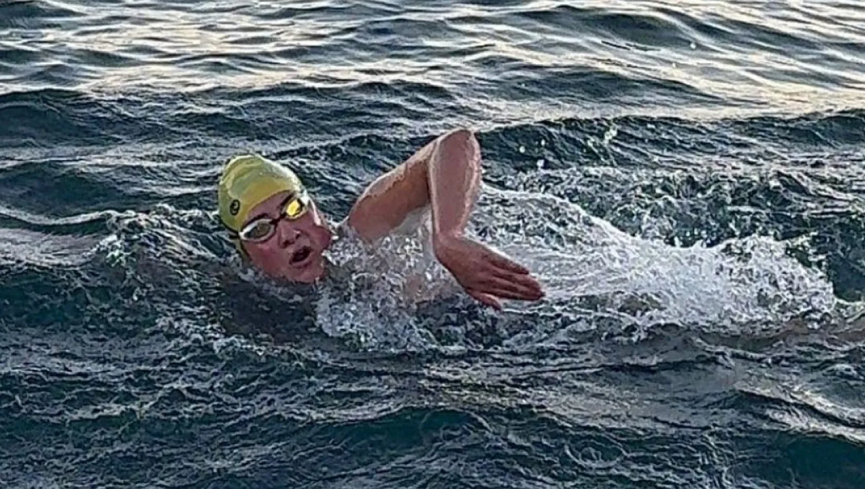 Yüzücü Türkoğlu, karanlıkda yüzüşünü sürdürüyor