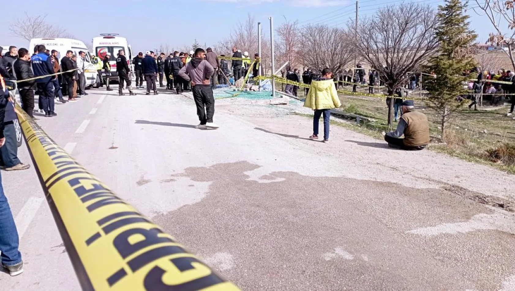 Otobüs durağında bekleyenlere araba çarptı! 3 ölü, 6 yaralı
