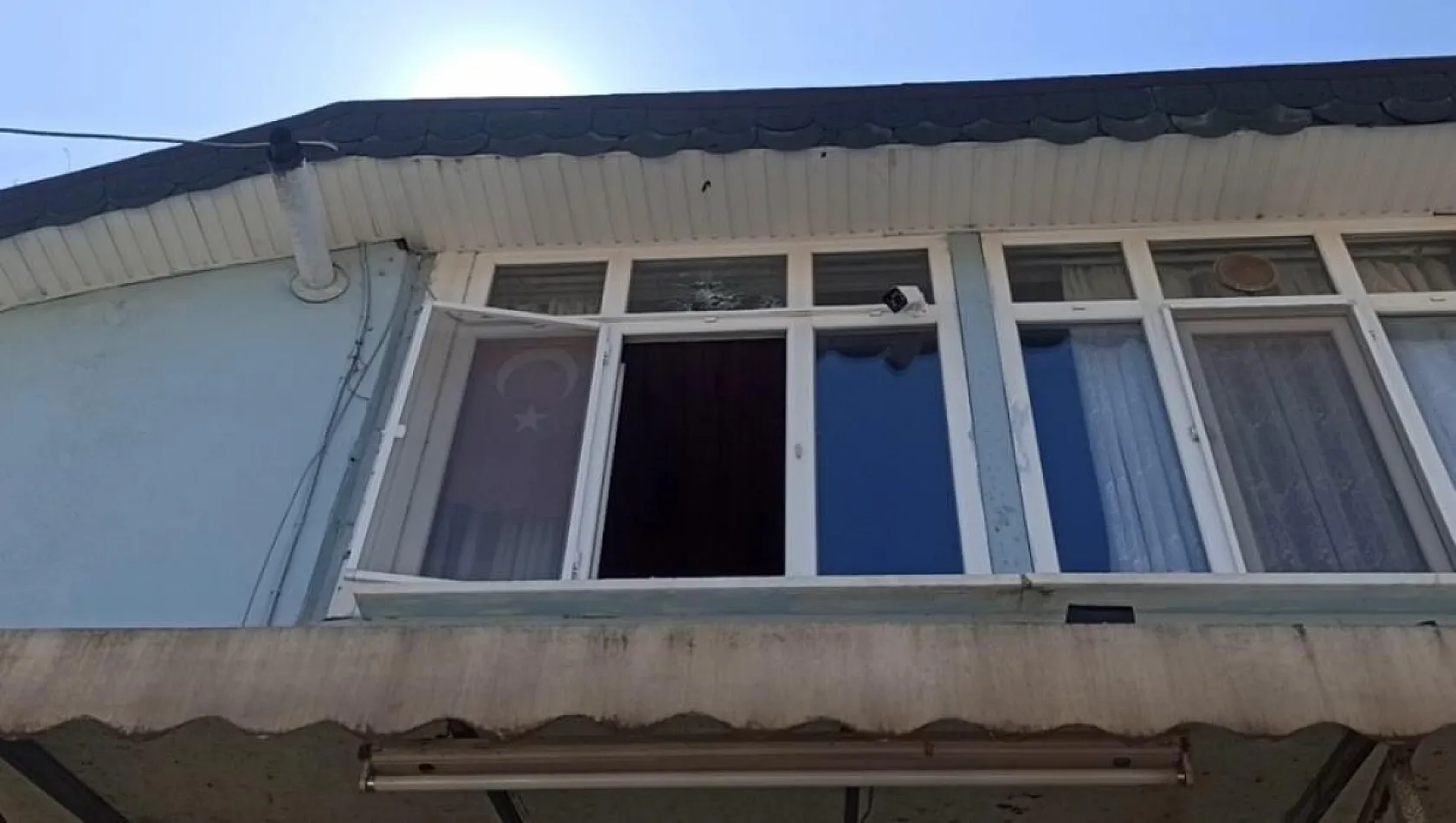 70 yaşındaki adam boşanmak istemeyen eşine sokak ortasında kurşun yağdırıp kendini vurdu