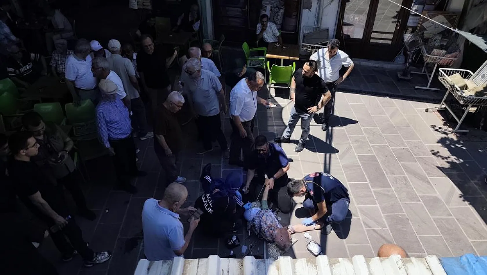 Kalp krizinden ölen arkadaşının cenazesinde kalp krizi geçirdi