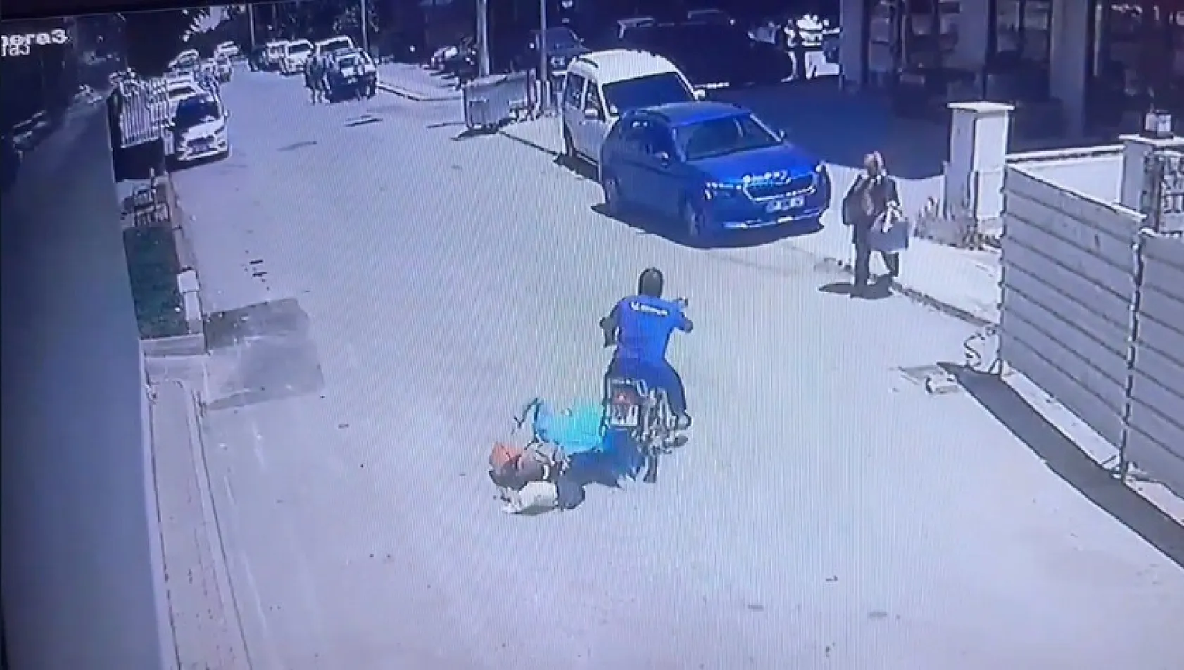 Eteği motosikletin zincirine takılan kadın yerde sürüklenip ölümden döndü