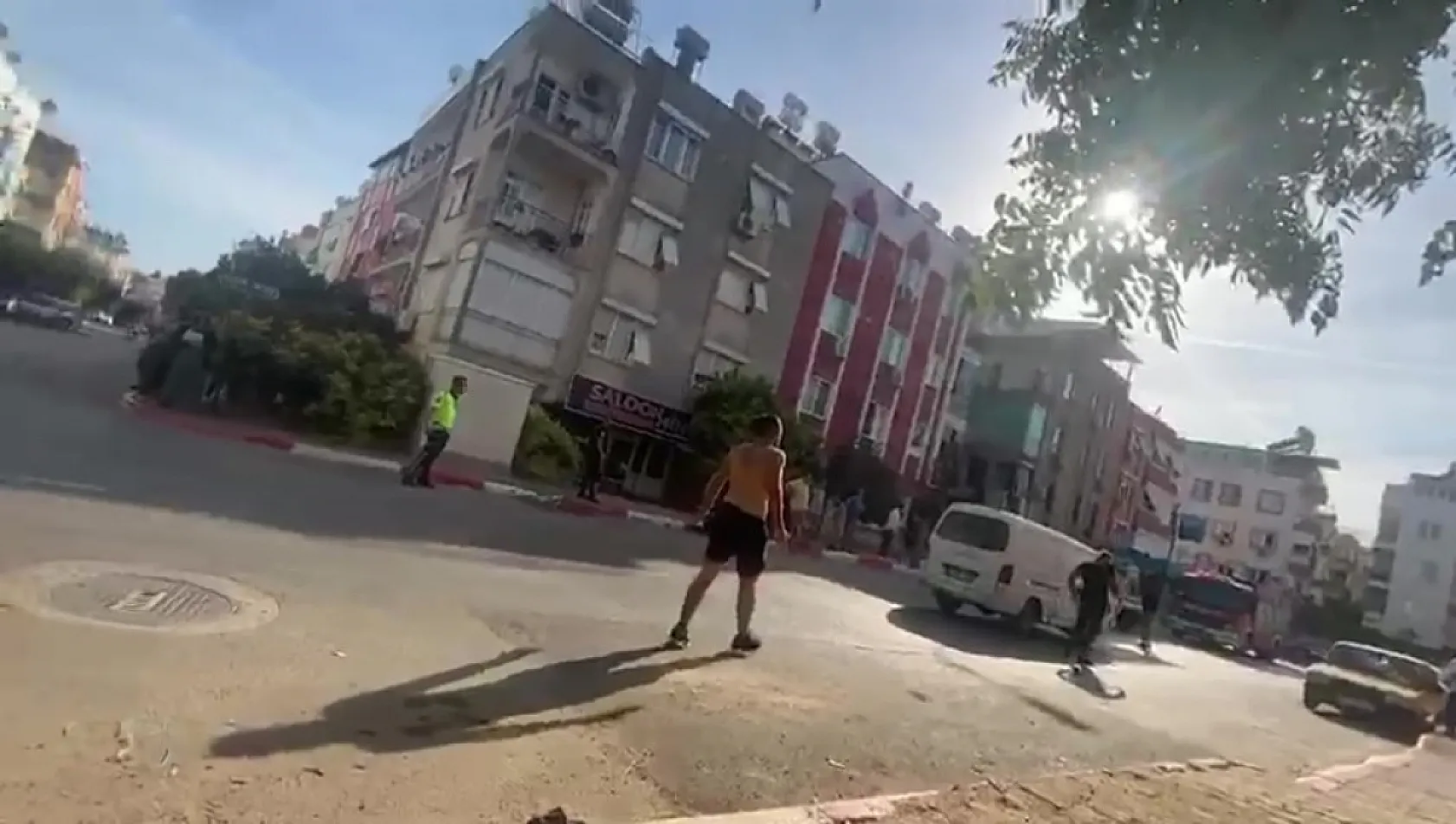 Polisi ve kalabalığı izlemeye daldı, 6 yaşındaki çocuğu hayattan kopardı