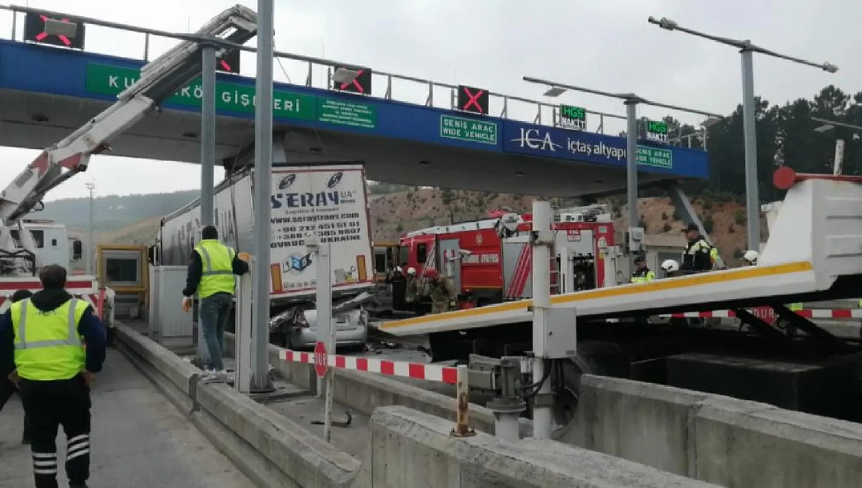Feci kaza! Otomobil tırın altına girdi, 4 kişi hayatını kaybetti