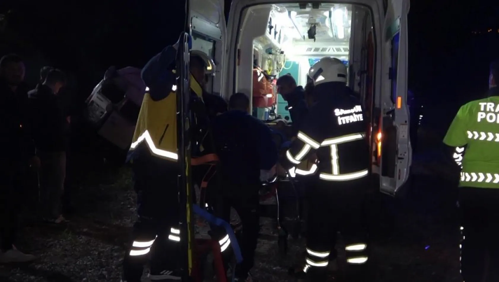 Minibüs şarampole yuvarlandı: 1 ölü, 4 yaralı