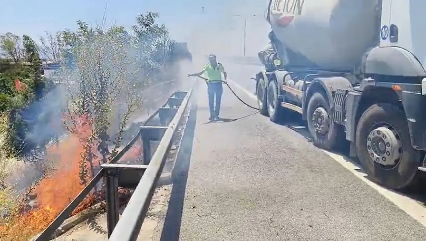 Aydın-Denizli Otobanı'nda alevlere karşı polis ekiplerinden beton mikserli müdahale