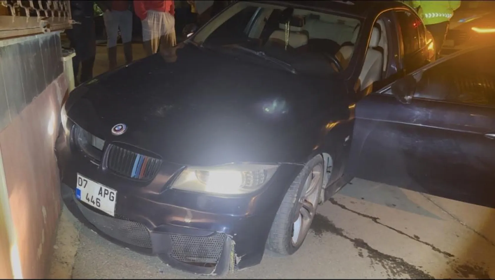 'Dur' ihtarına uymayan sürücü 5 kilometre kaçtı: 3 araca ve duvara çarptı