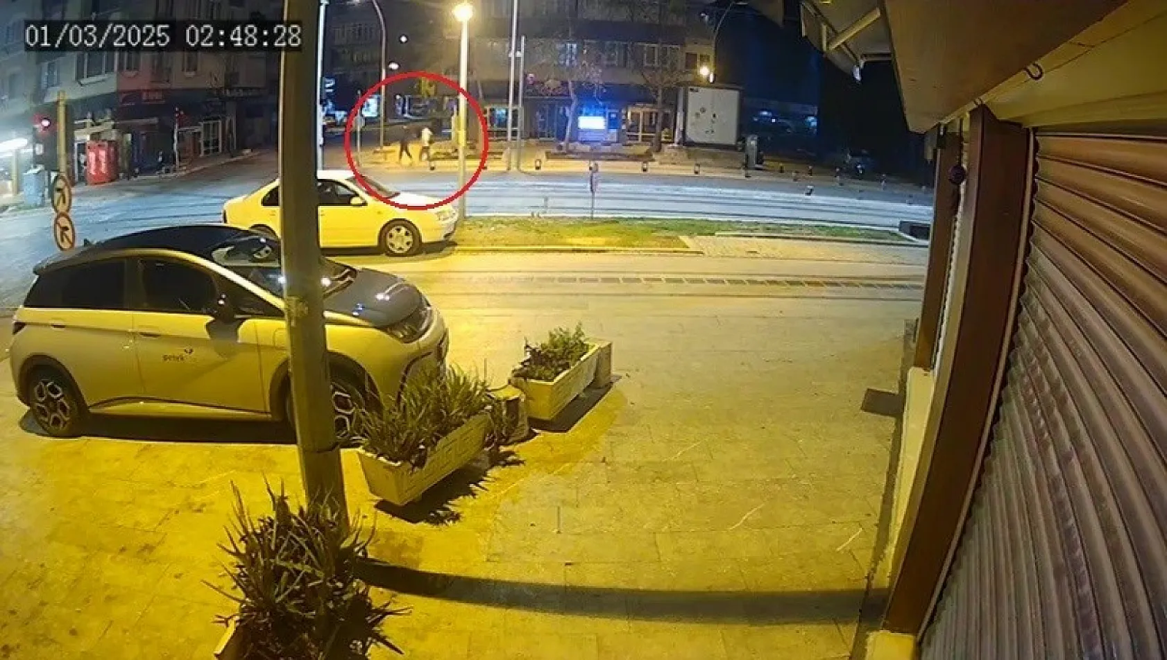 Genç paramedik sigara isteme bahanesiyle gasp ve darp edilip öldürüldü, anne duruşmaya oğlunun fotoğrafıyla geldi