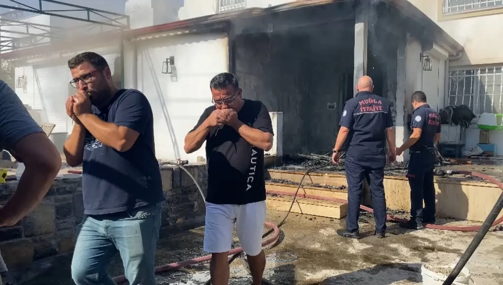 Muğla'da muhabbet kuşlarını suni teneffüsle kurtarmaya çalıştılar