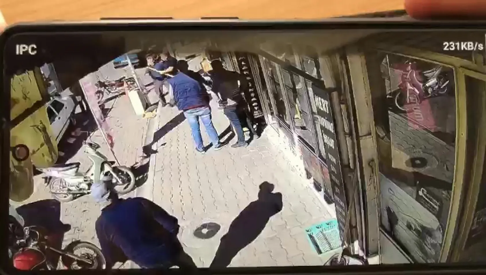 Tartıştığı esnafın camlarını sopayla kırdı