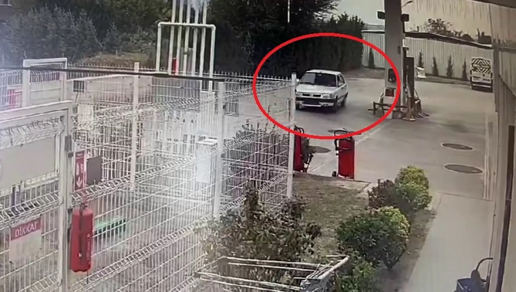 Çaldığı otomobili arkadaşına hediye eden şüpheli önce kameraya sonra polise yakalandı