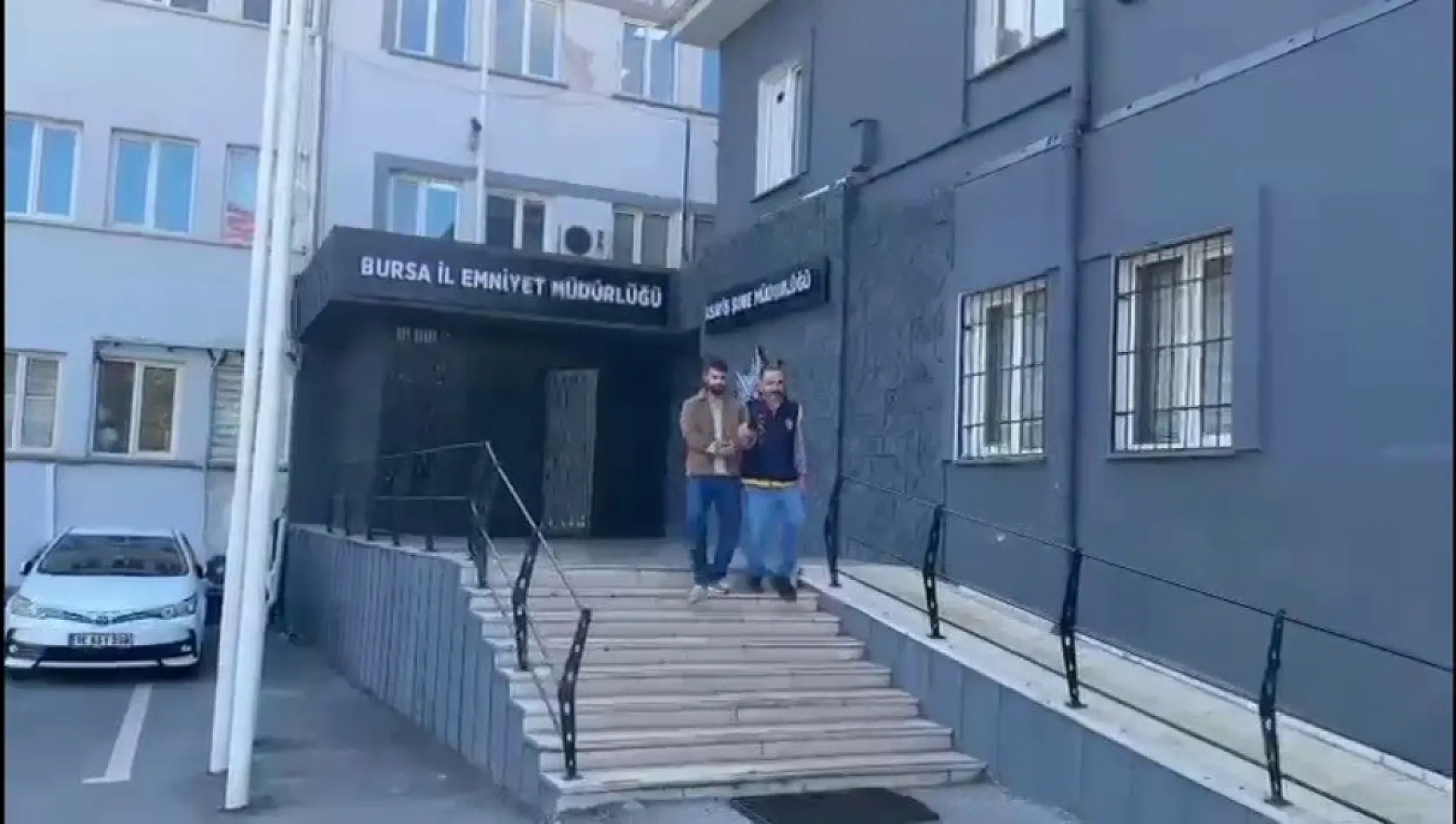 Çaldığı otomobili arkadaşına hediye eden şüpheli önce kameraya sonra polise yakalandı