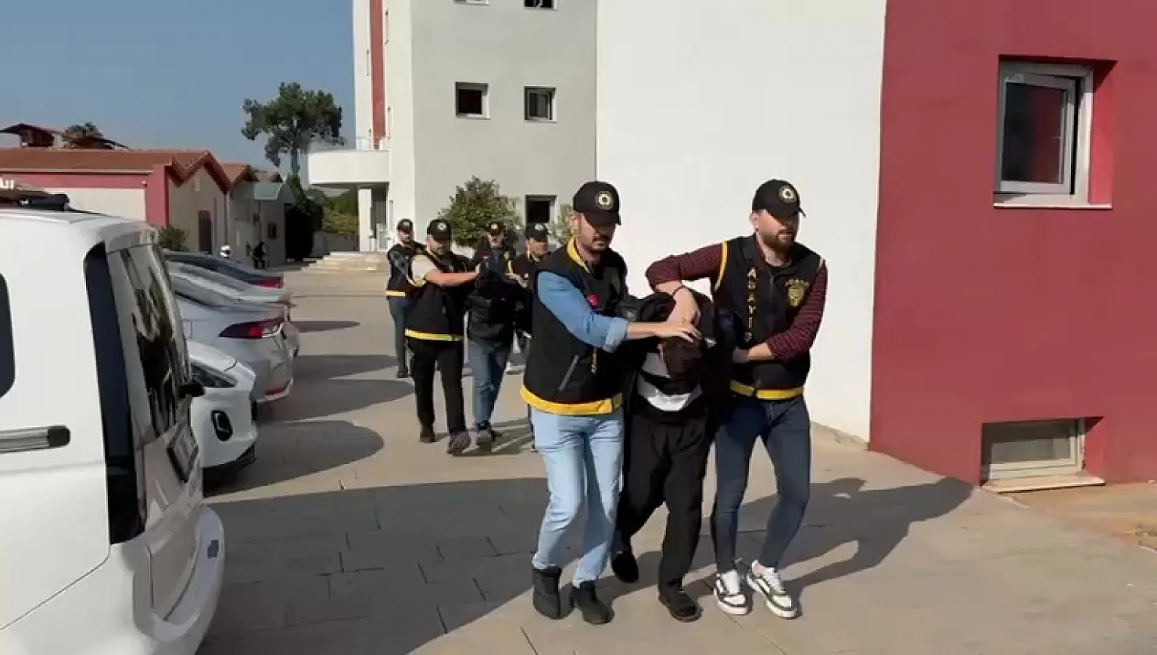 Haraç alamayınca işyerine uzun namlulu silahla saldırdılar