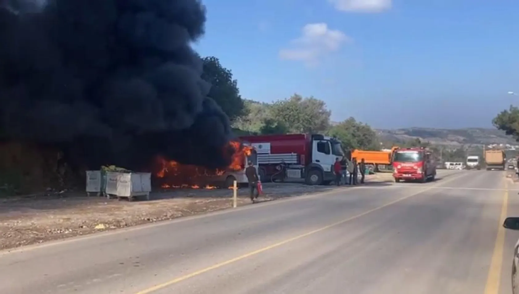 Bodrum'da korkutan yangın! Minibüs alev alev yandı