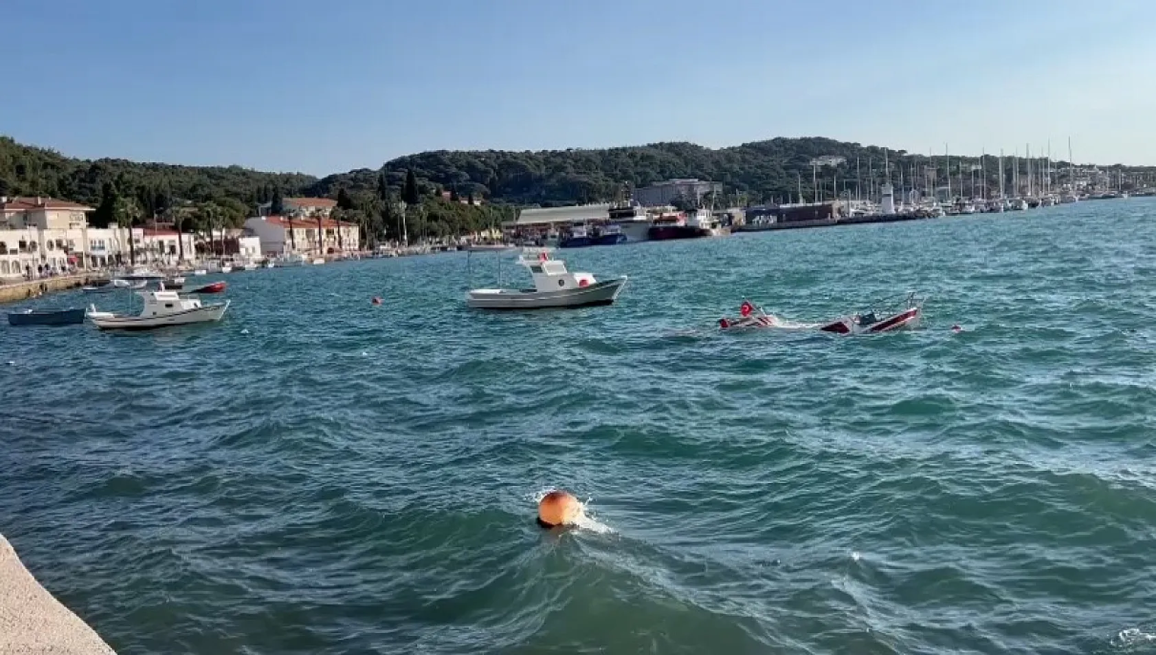 Demirli olan balıkçı teknesi su alarak battı