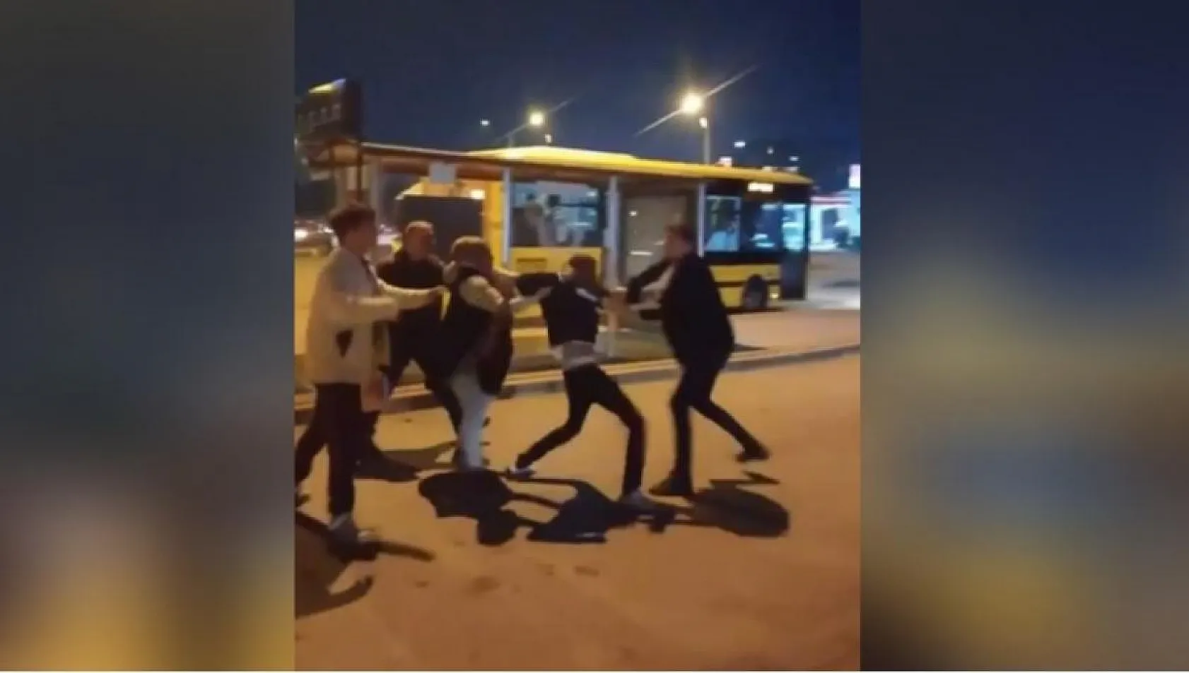 Otobüs şoförü ve yolcusu birbirine girdi çevredekiler zor ayırdı