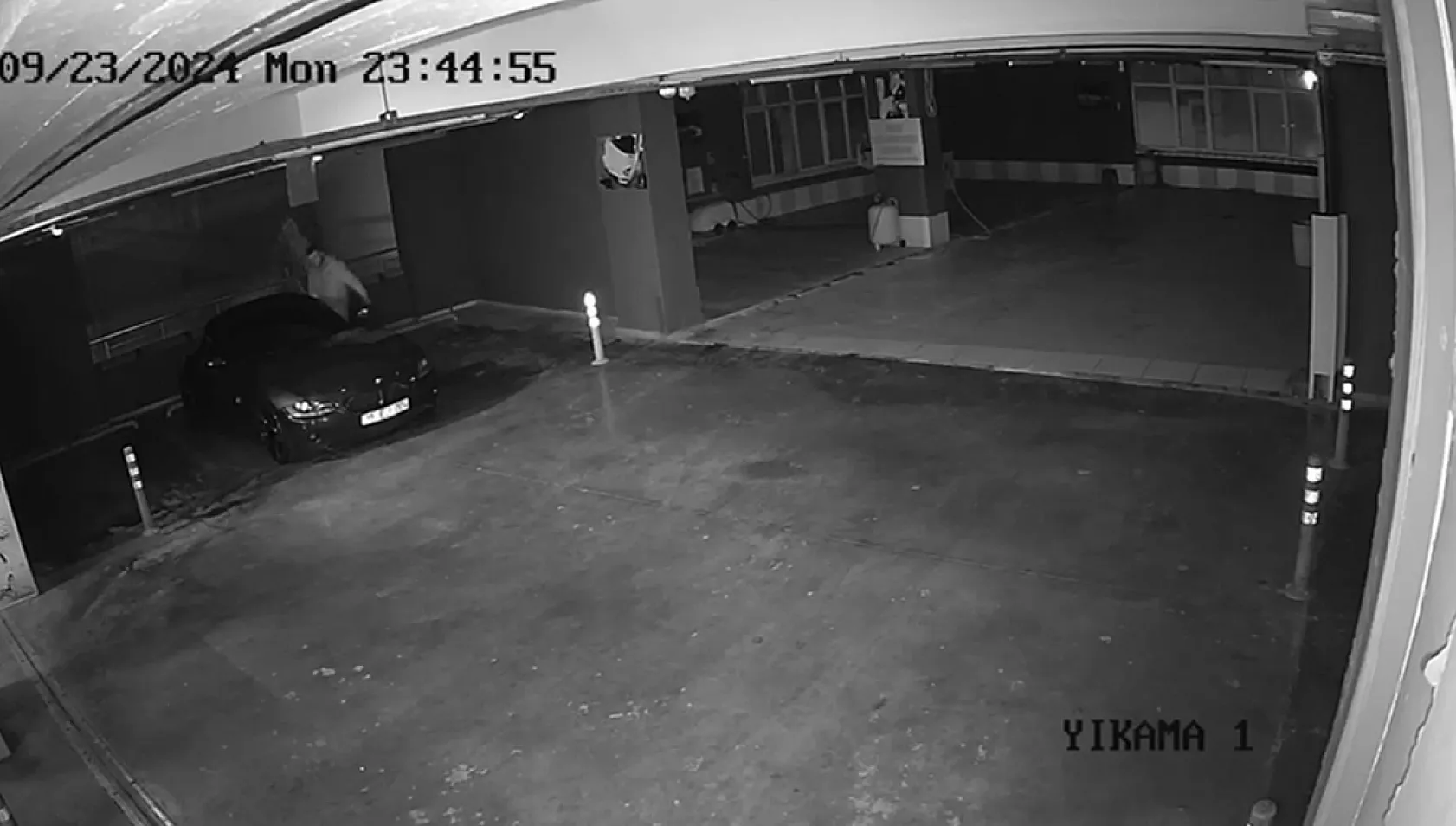 Oto yıkamacıya verdiği lüks otomobili 150 bin TL hasarla geri aldı
