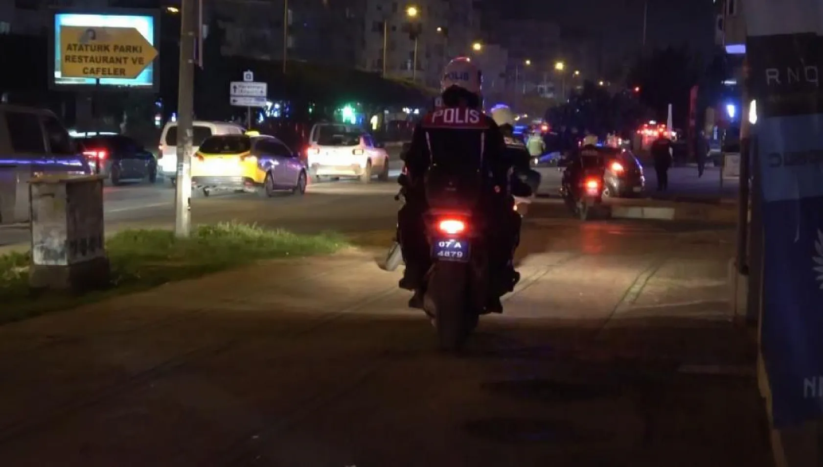 Motosikletli polis timi ile otomobil çarpıştı: 1 polis yaralandı
