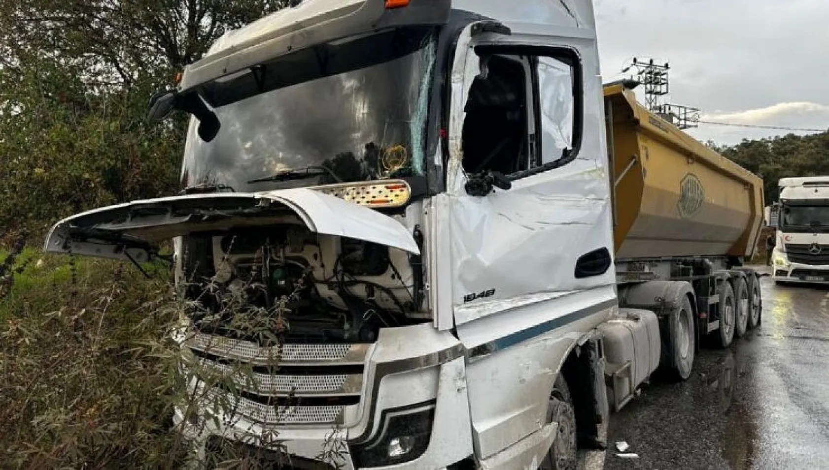 Tırların çarpışması sonucu 1 yaralı