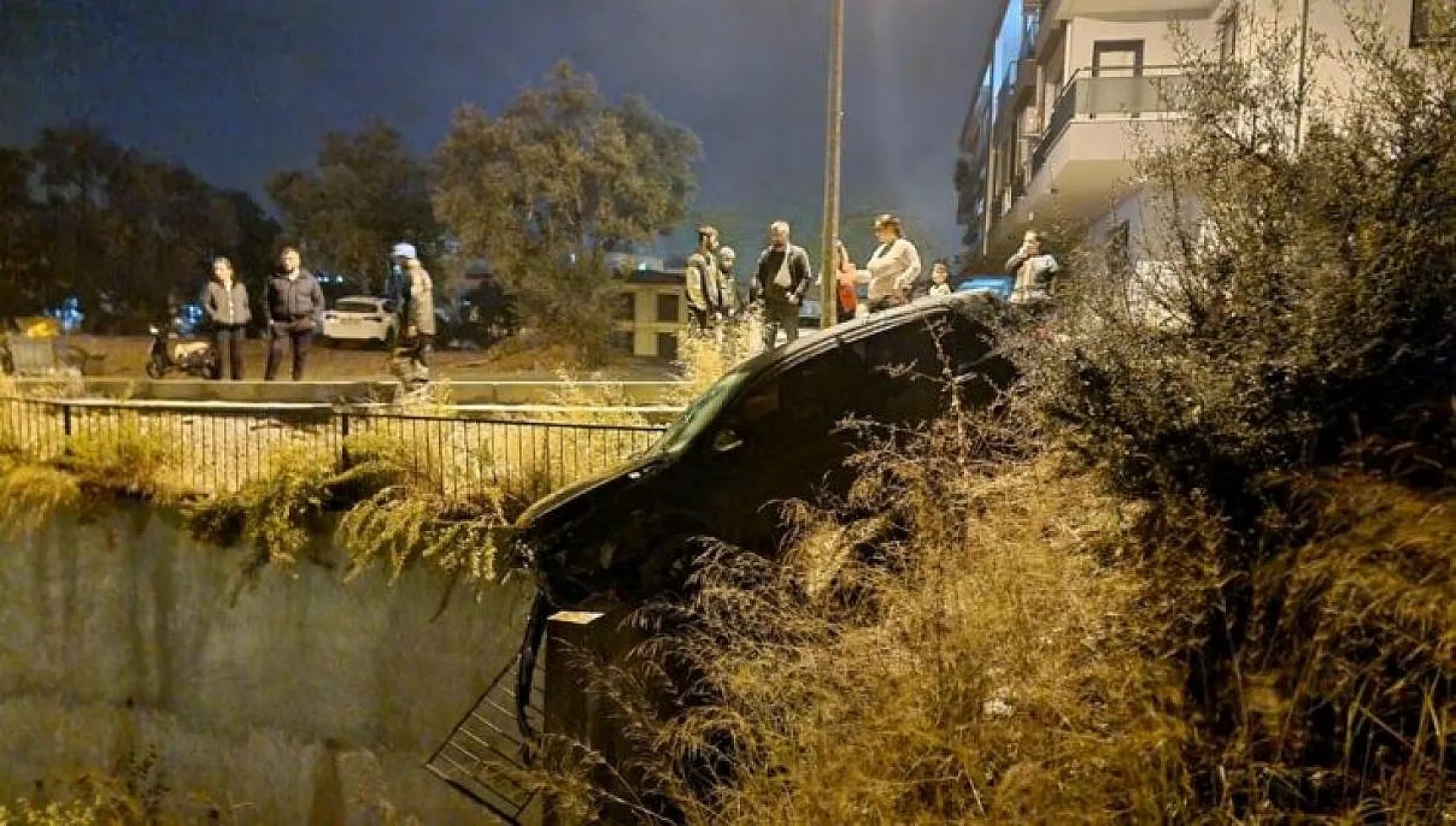 Kontrolünü kaybeden otomobil, korkuluklara çarparak durdu