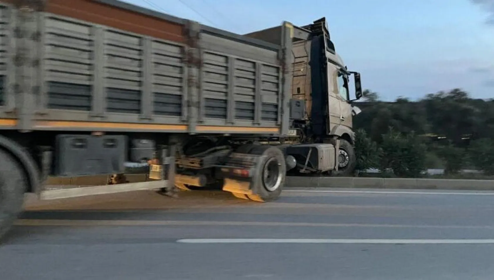 Kontrolünü kaybeden tır, refüjde asılı kaldı
