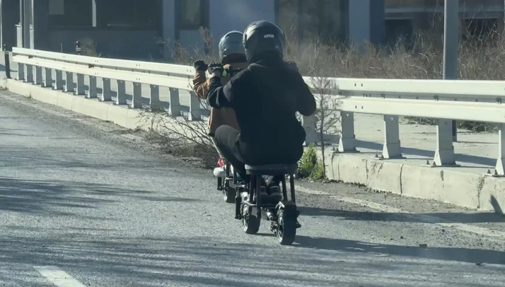 Trafikte ilginç anlar: Taburenin üzerine oturarak elektrikli scooter kullandılar