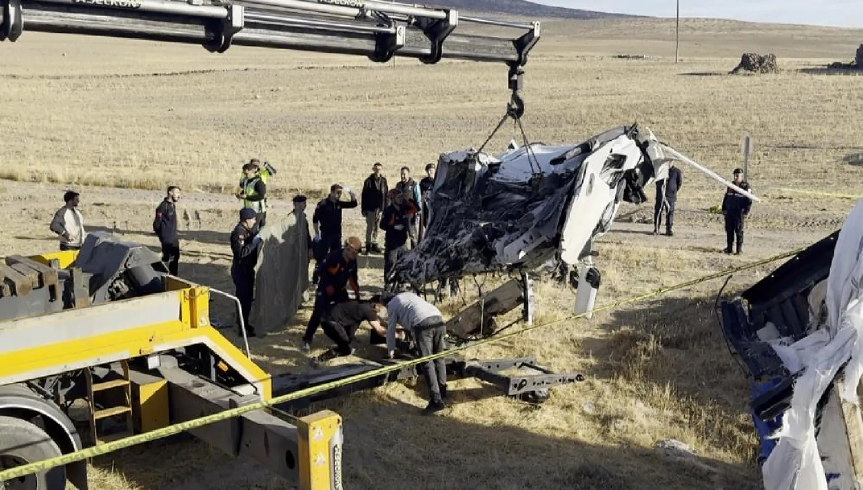 Tır şarampole düştü, sürücü kum altında kalan kabin içerisinde can verdi