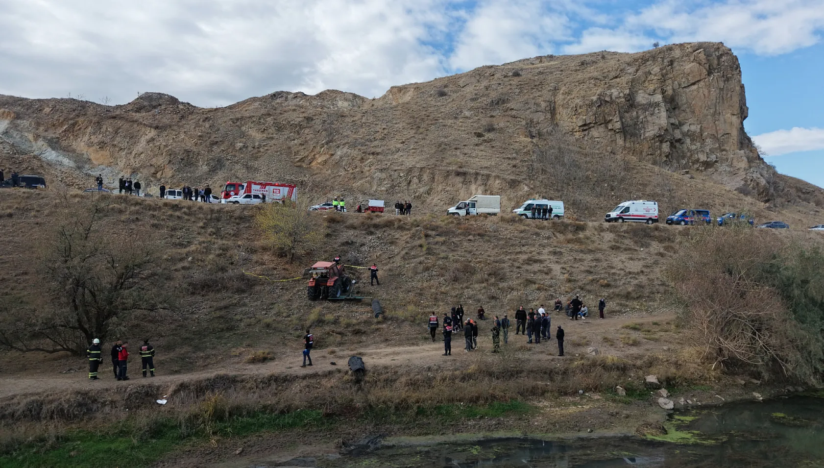 Traktör uçuruma devrildi: 1 ölü