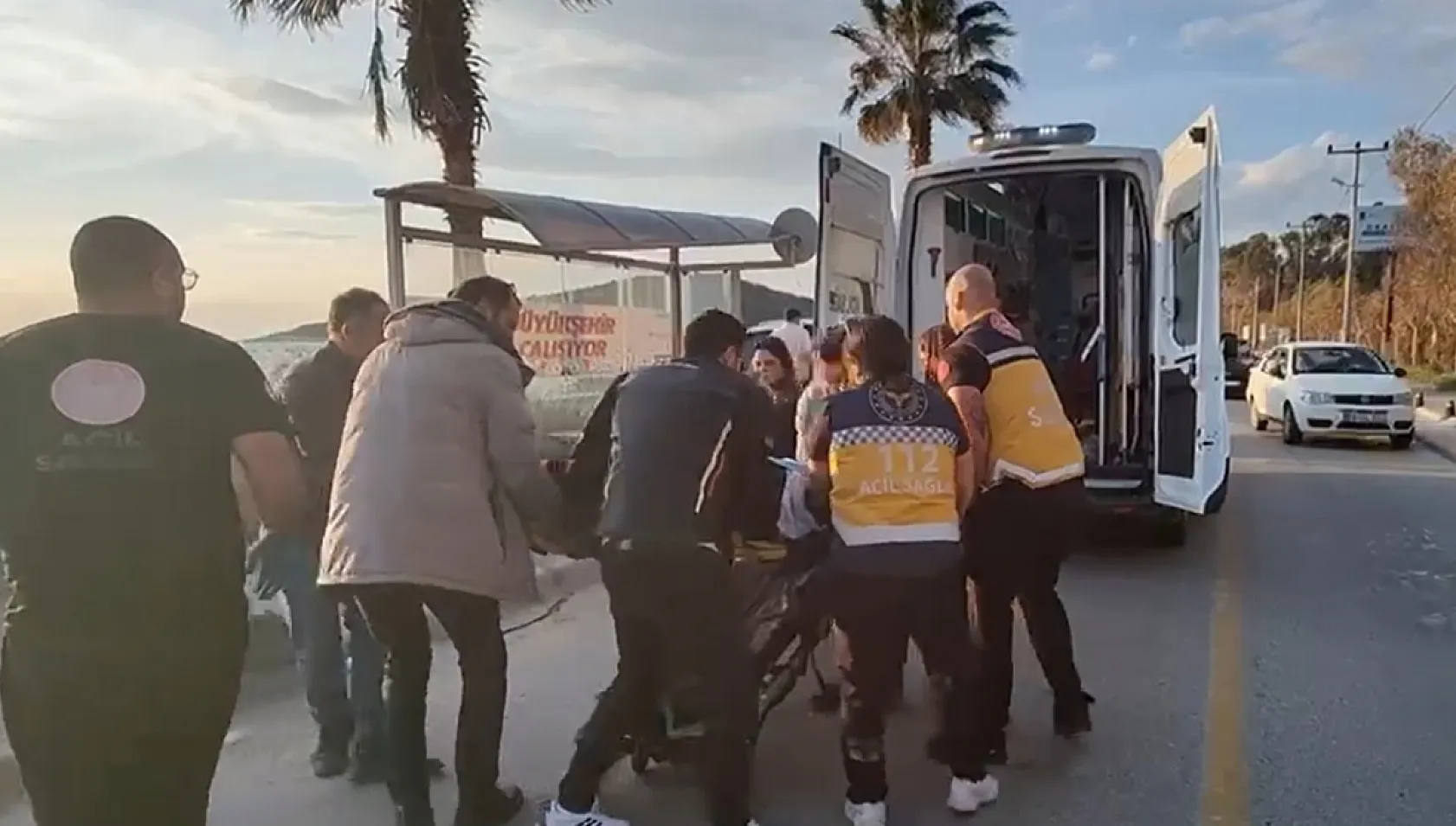 Otomobille çarpışan motosiklet durağa daldı: 2 yaralı