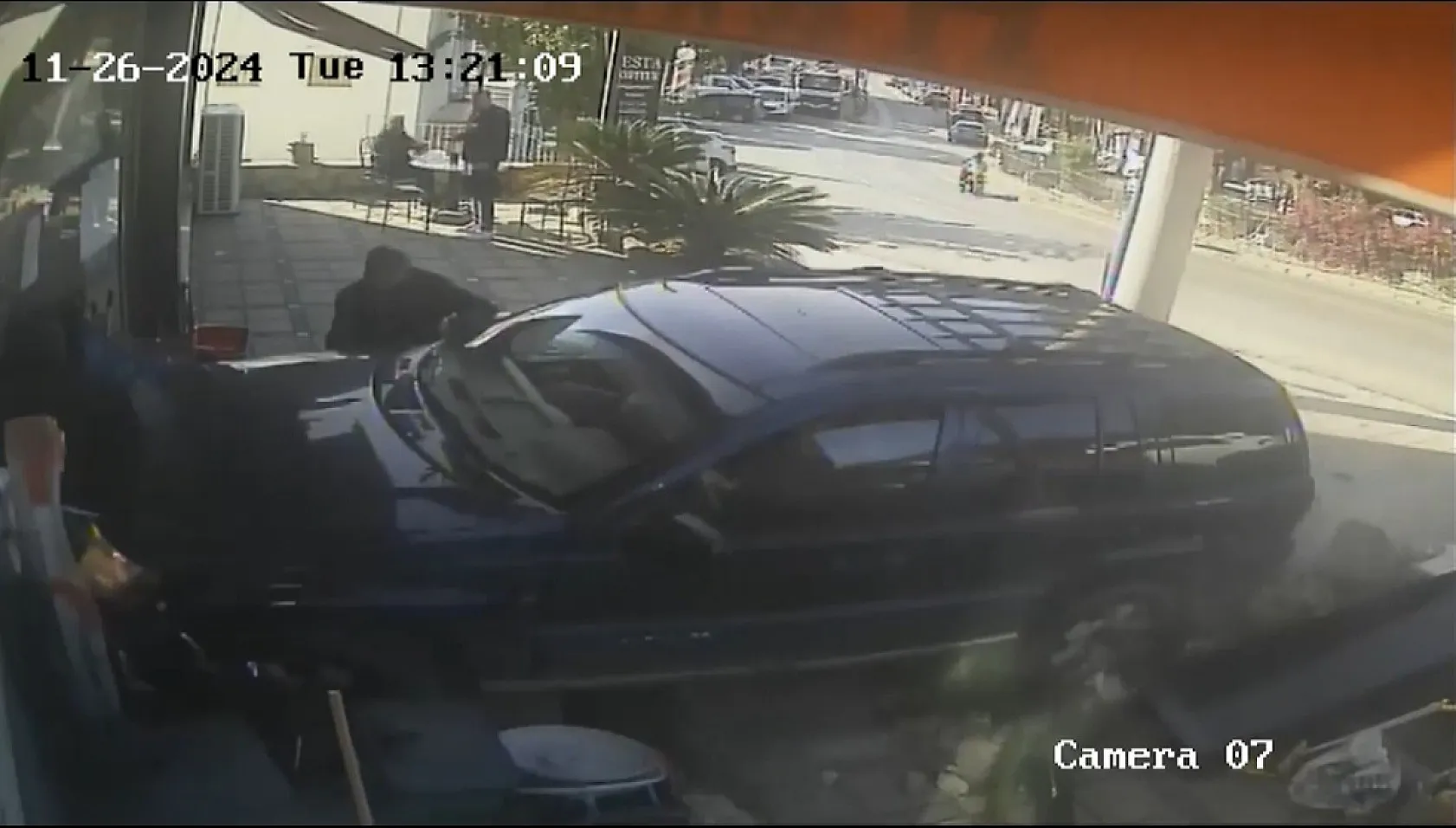 Bodrum'da cip mağazaya daldı, ortalık savaş alanına döndü: 4 yaralı