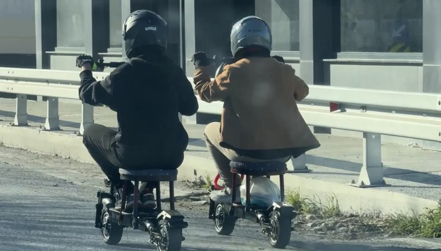 Trafikte ilginç anlar: Taburenin üzerine oturarak elektrikli scooter kullandılar