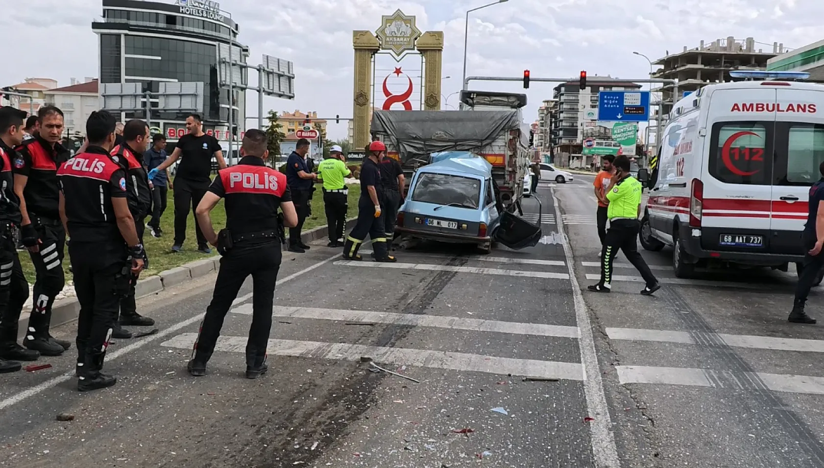 Otomobil tırın altına girdi: 1 ağır yaralı