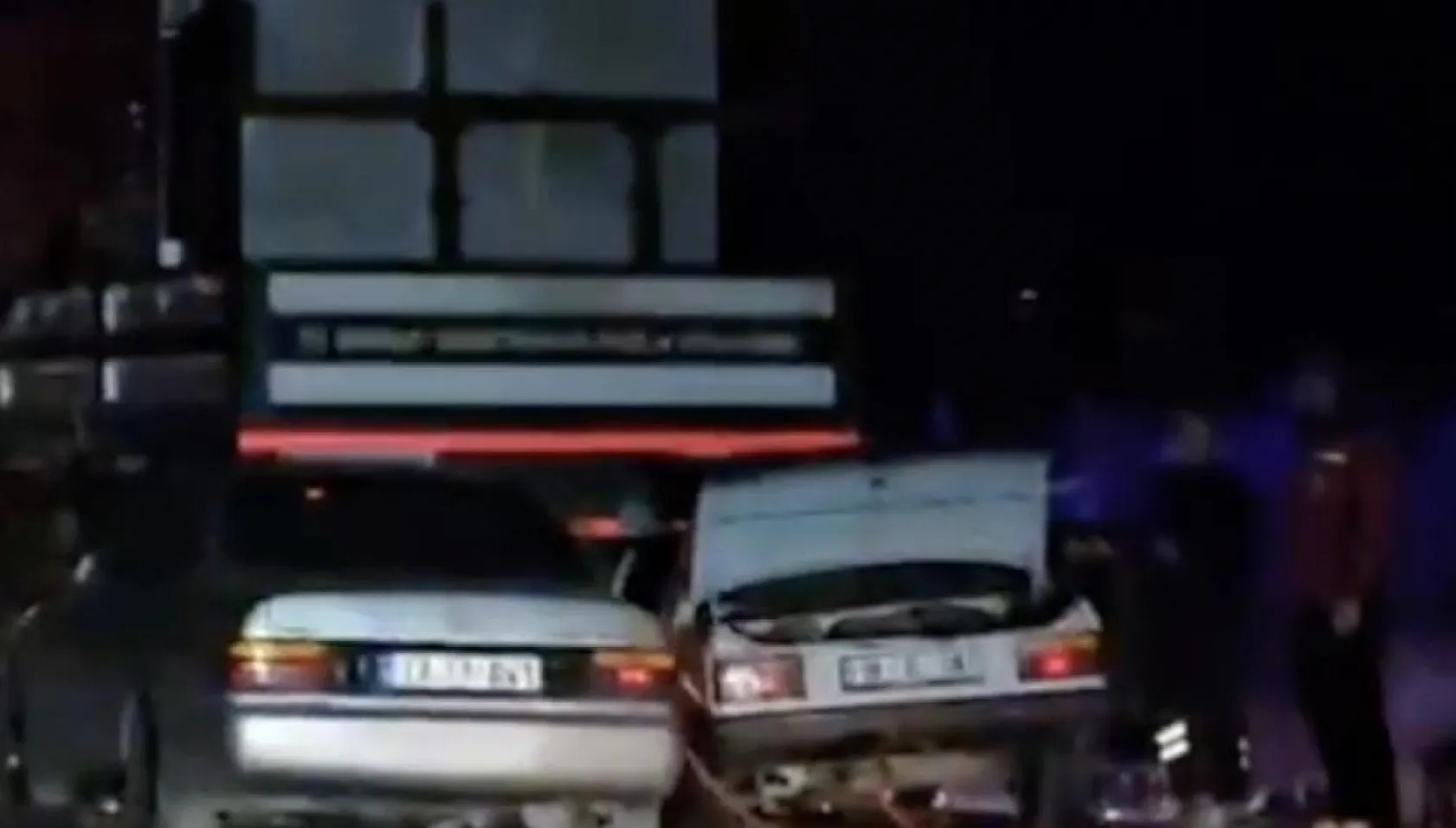İki otomobil park halindeki vince çarptı: 1 ölü, 1 yaralı