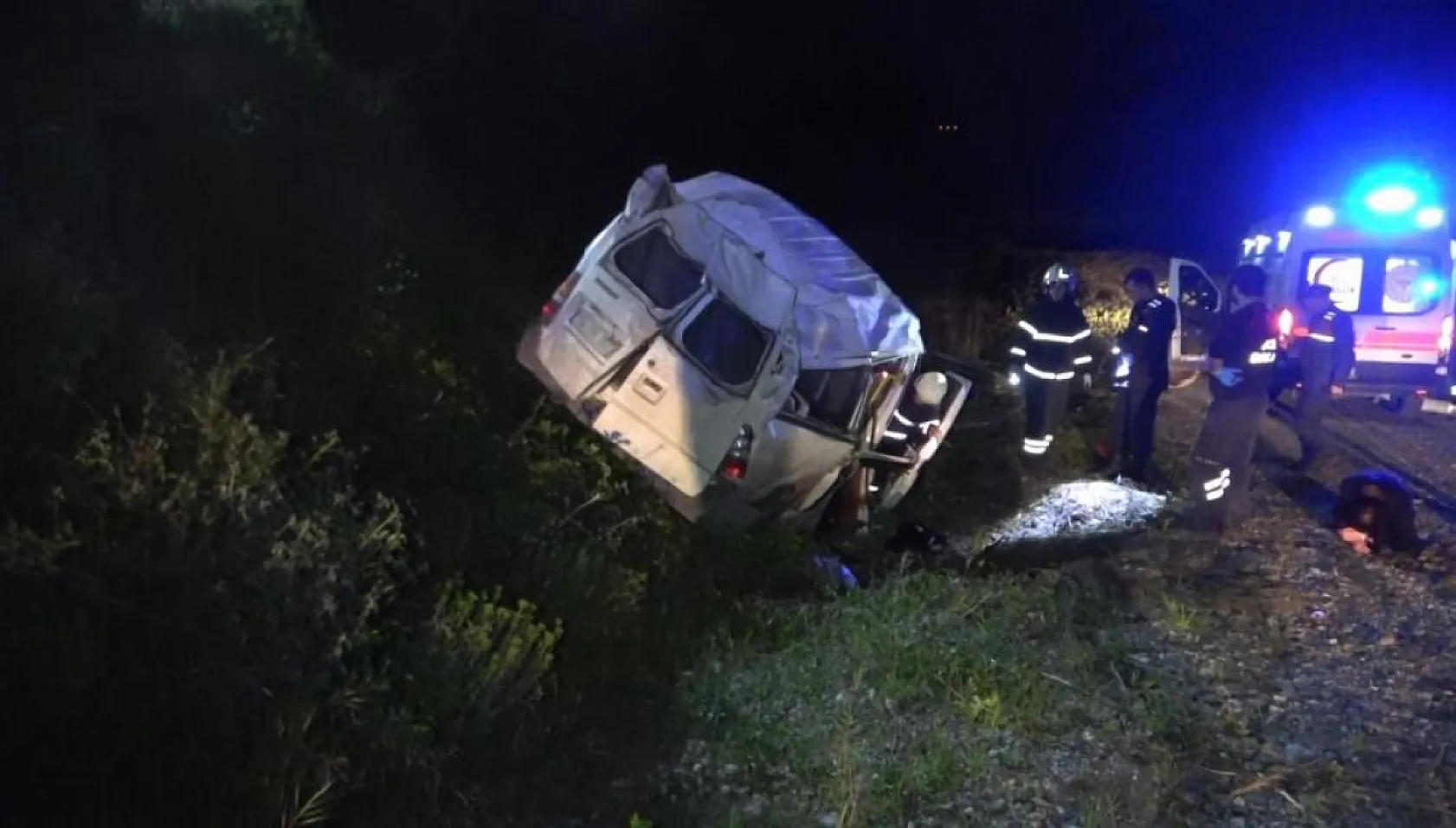 Minibüs şarampole yuvarlandı: 1 ölü, 4 yaralı