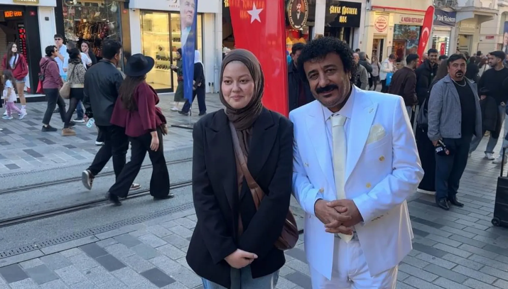 Tarzıyla Müslüm Gürses'e benzeyen vatandaş ilgi odağı oldu