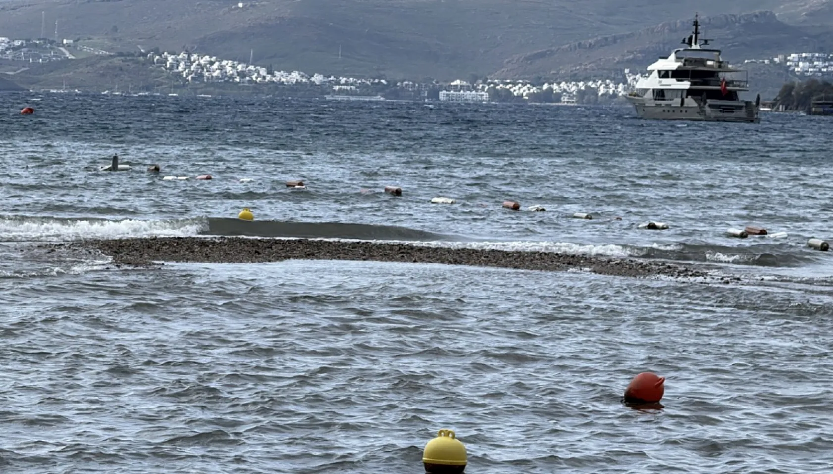Bodrum'da deniz suyu çekildi