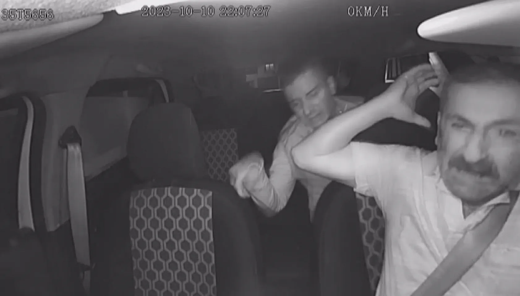 Taksiciye kaldırım taşıyla saldırdı