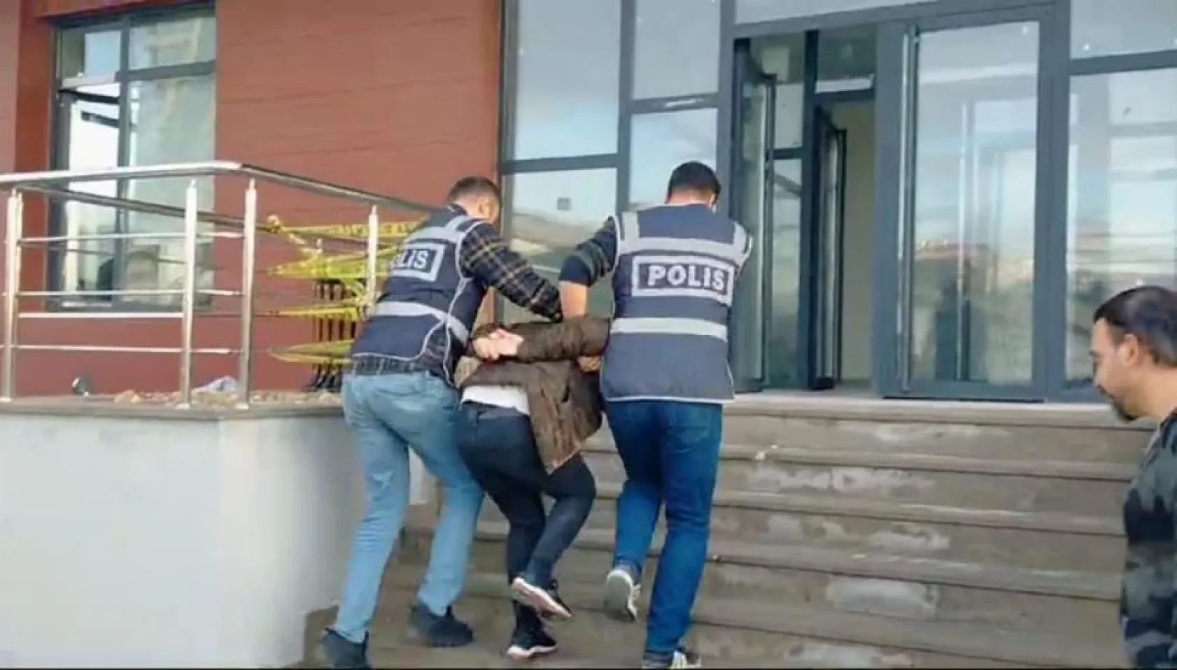 Bisikletli sapık, güpegündüz genç kadını taciz etti