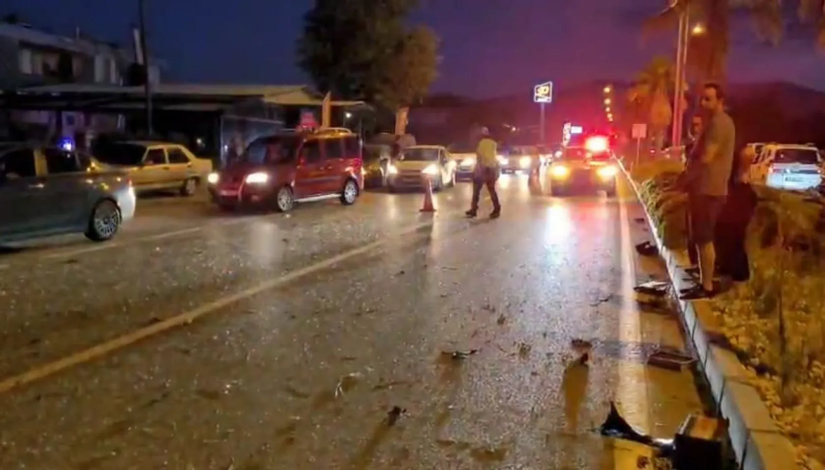 Aşırı hız yüzünden refüjdeki ağaca çarpan otomobil hurdaya döndü: 1 yaralı