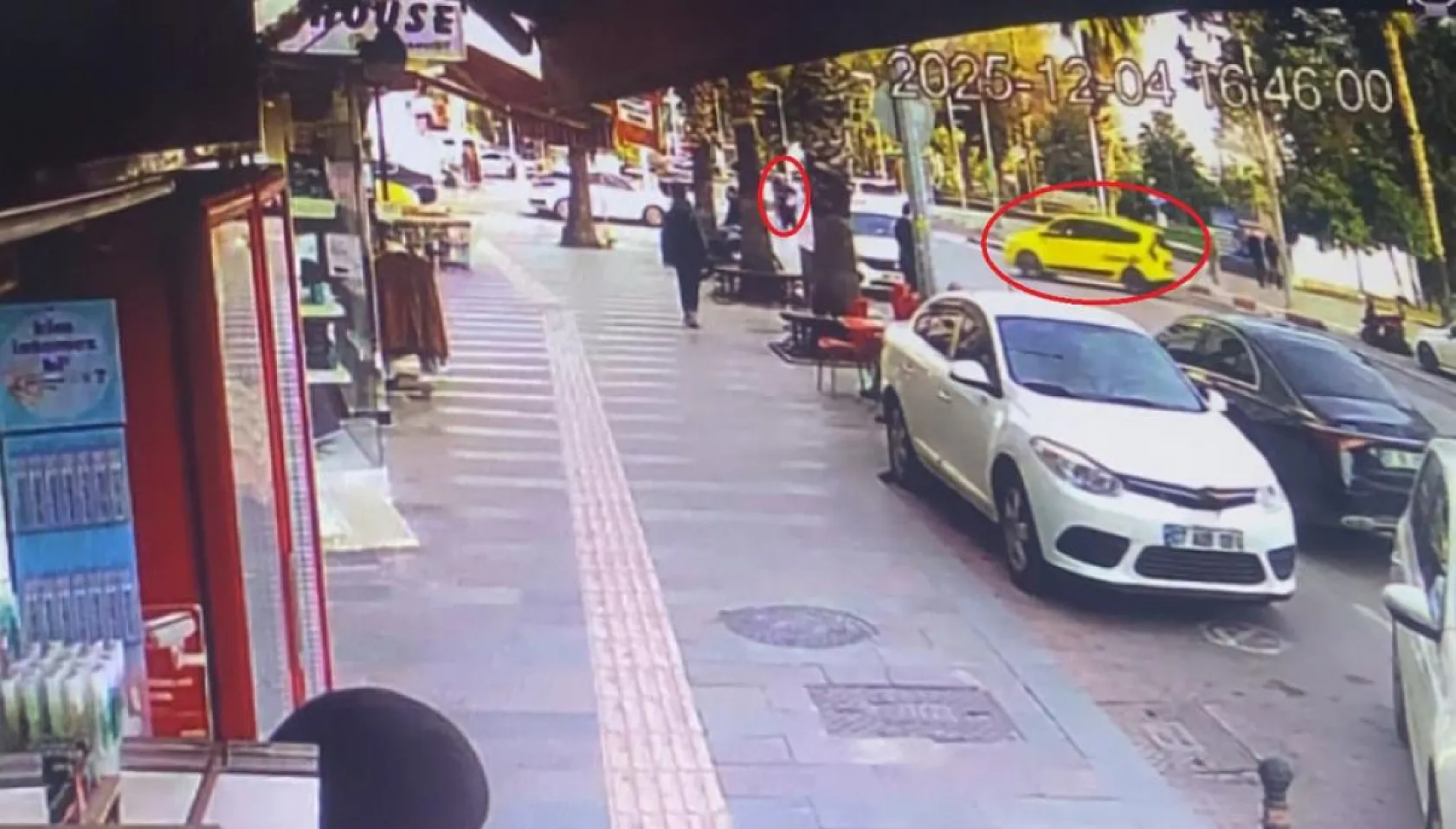 Taksi ile çarpışan motosikletli gençler metrelerce sürüklendi