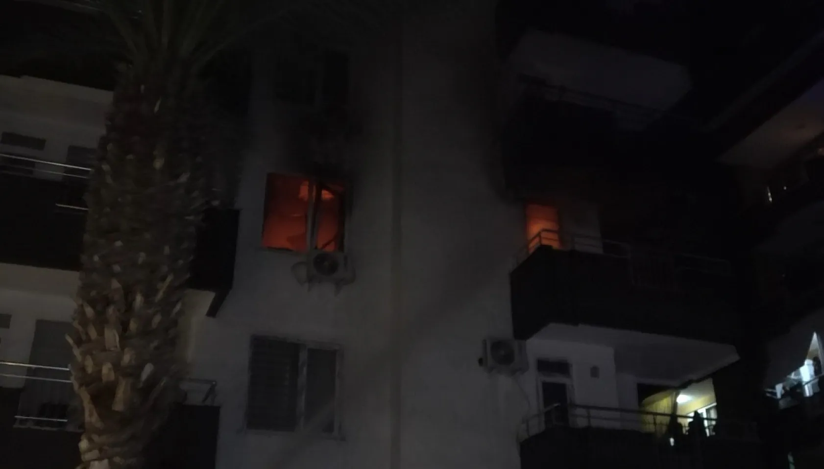 5 katlı binada korkutan yangın:2 kişi dumandan etkilendi