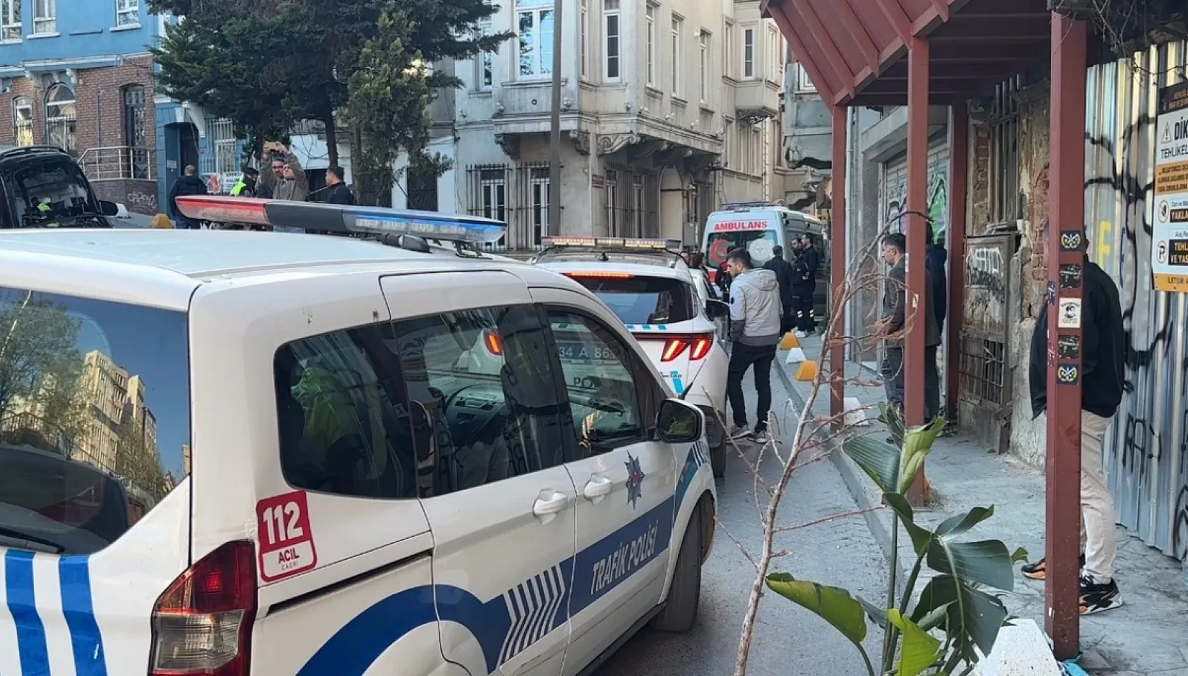 Bir kişi apartman dairesinde ölü bulundu