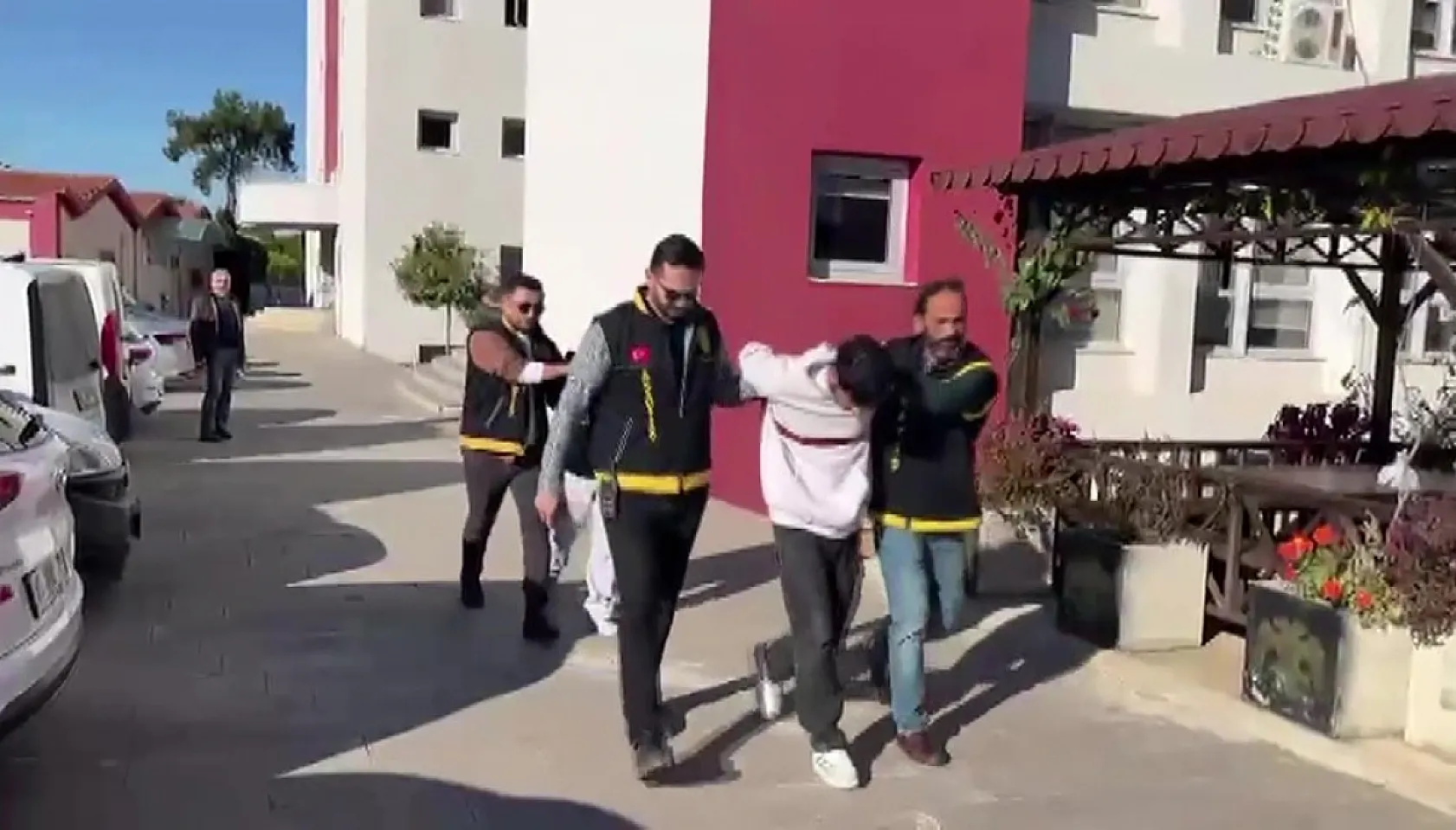 Kuyumcu silahlı soyguncuların üzerine yürüdü