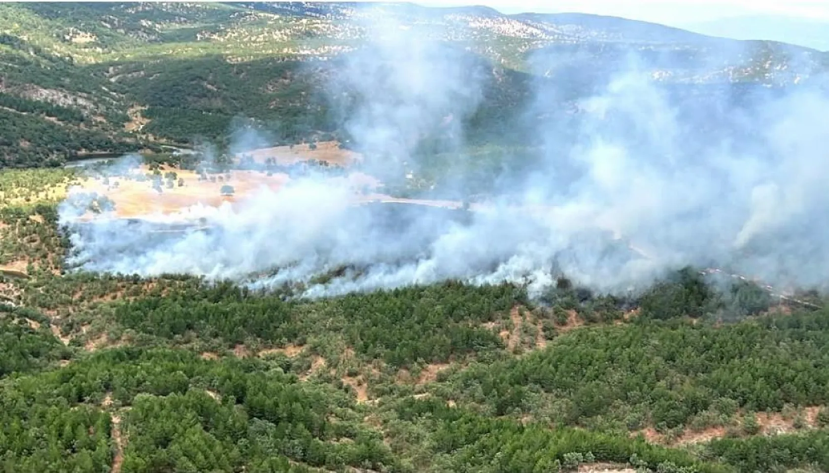 Kütahya'da ev yangını ormana sıçradı, 3 hektar alan zarar gördü