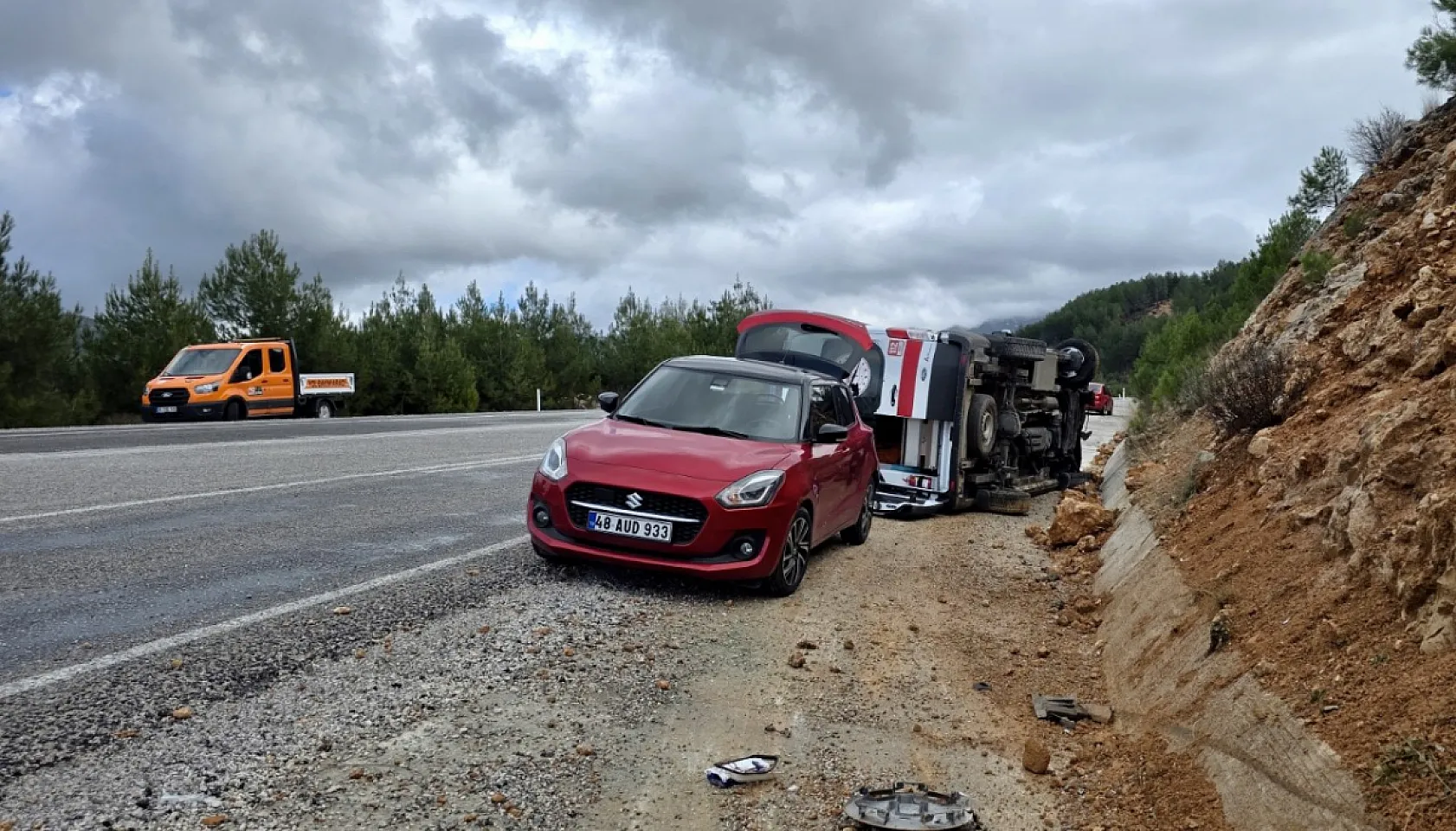 Seydikemer'de devrilen ambulanstaki 3 sağlık personeli yaralandı