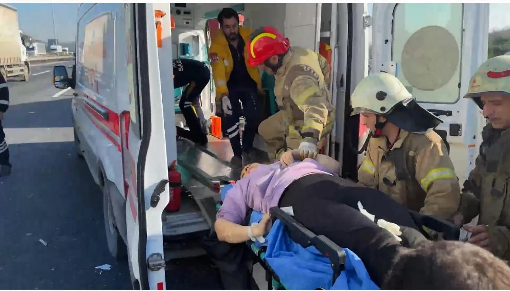 Otoyolda feci kazada çok sayıda yaralı var