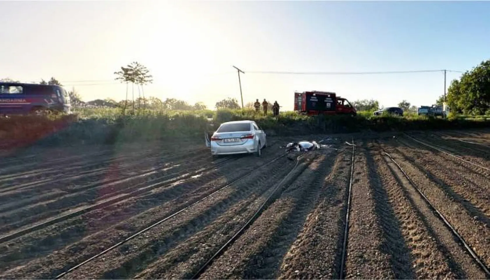Feci Kaza Taklalar atarak tarlaya uçan genç sürücü hayatını kaybetti, 2 kişi de yaralandı