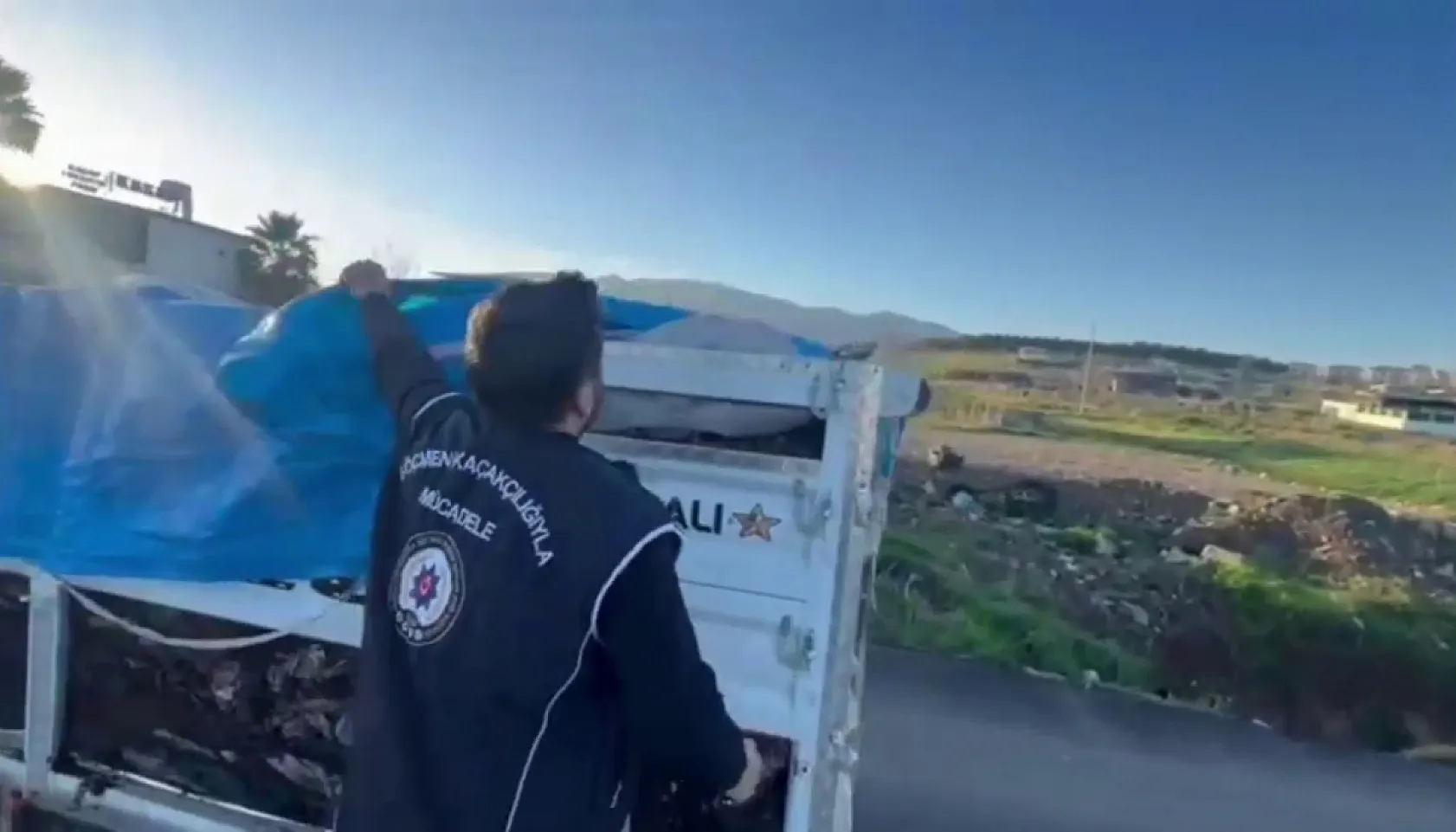Üzeri hayvan dışkısıyla kapatılan kamyonetin gizli bölmesinden kaçak göçmen çıktı