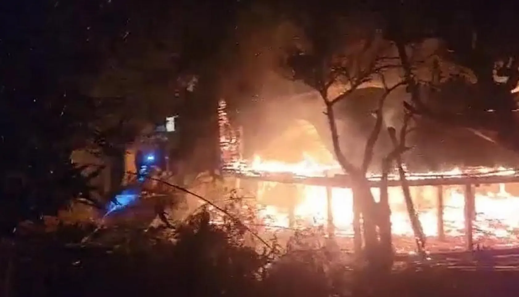 Ahşap bungalov yanarak küle döndü