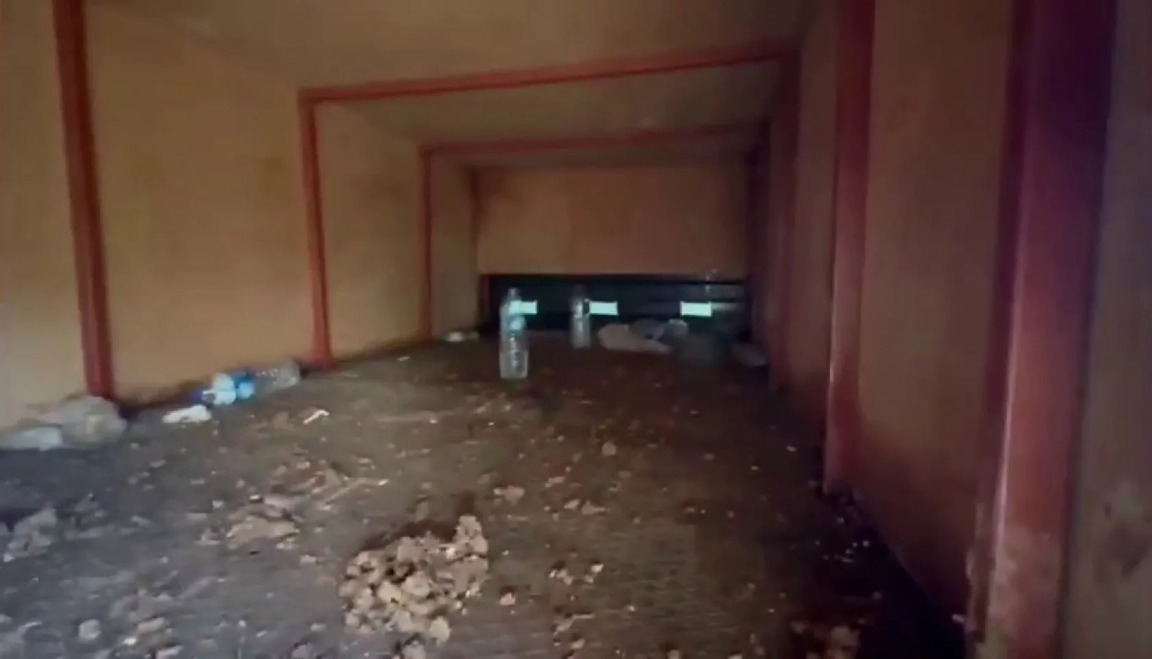 Üzeri hayvan dışkısıyla kapatılan kamyonetin gizli bölmesinden kaçak göçmen çıktı