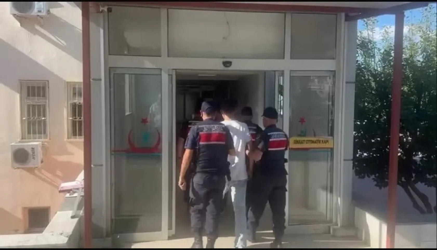 Husumetlisinin evini kurşunlayan saldırganı kıyafetine yapışan ot ele verdi